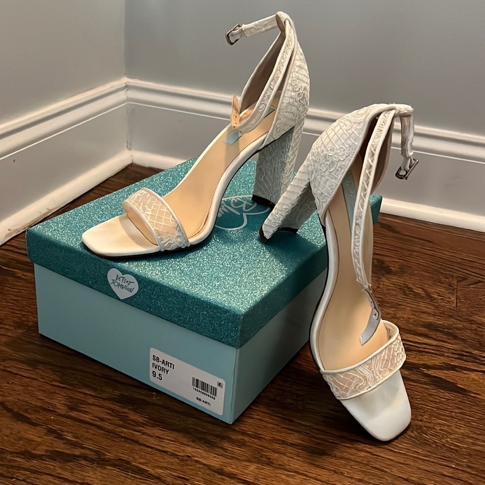 Betsey Johnson Shoes | Betsey Johnson | Womens Arti Sandals White Size 9.5